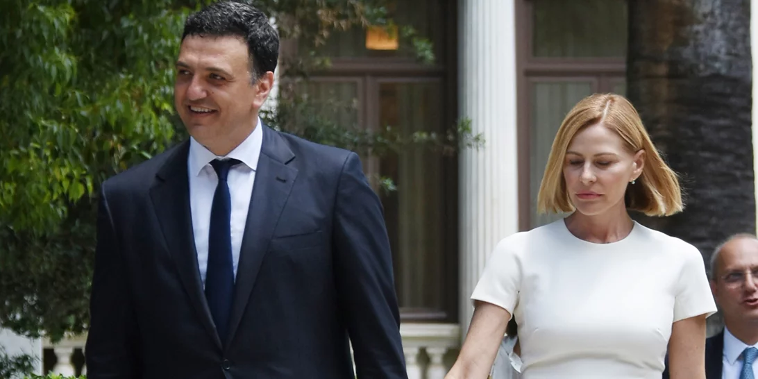 Ο Βασίλης Κικίλιας φωτογραφίζει τον γιο του με την Προεδρική Φρουρά "Μακάρι αγόρι μου να με αξιώσει ο Θεός να σε δω μια μέρα με τη στολή αυτή"