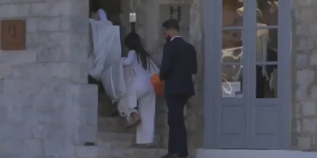 Τόνια Σωτηροπούλου | Τα πρώτα πλάνα από το MI-RŌ νυφικό της και το κεντημένο με πέρλες πέπλο