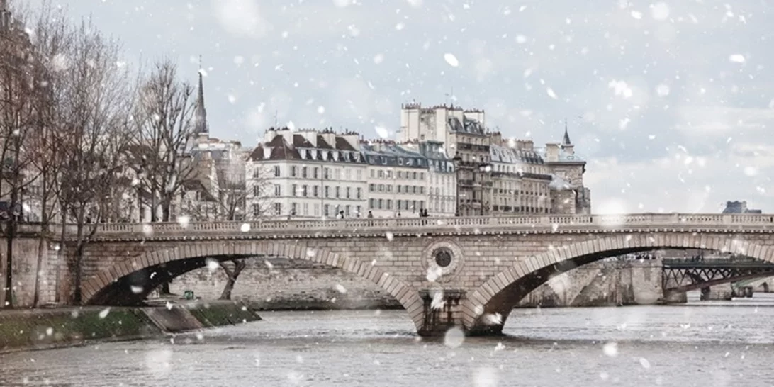 Παρίσι | Στα λευκά "ντύθηκε" η πόλη του Φωτός - Οι εντυπωσιακές εικόνες