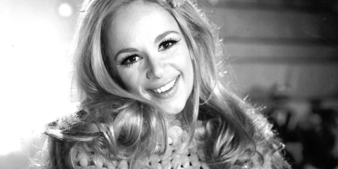 Αλίκη Βουγιουκλάκη | Με old money χτένισμα στο Παρίσι στα μέσα της δεκαετίας του '60