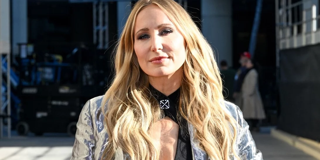 H Nikki Glaser επιστρέφει στην παρουσίαση των Golden Globes 2026