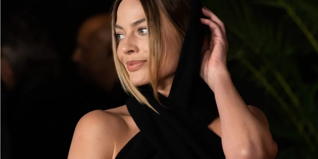Margot Robbie | Η εμφάνιση στο κόκκινο χαλί με τη μητέρα της που είναι εξίσου εντυπωσιακή