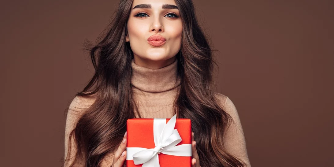 Τα χριστουγεννιάτικα δώρα που θα έκανε μια beauty editor στην καλύτερή της φίλη