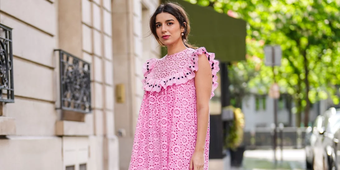 Η λευκή τσάντα με κεντήματα από Stradivarius που θα κρατούσε μία Γαλλίδα στην παραλία