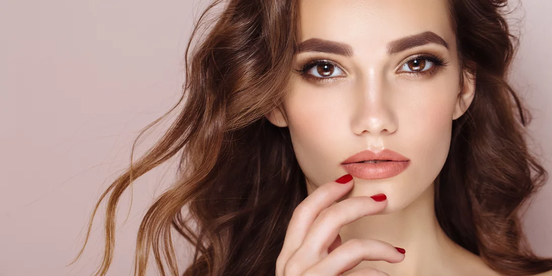 Θες ζουμερά, λαμπερά χείλη; Ο πιο εύκολος τρόπος να τα αποκτήσεις στο λεπτό