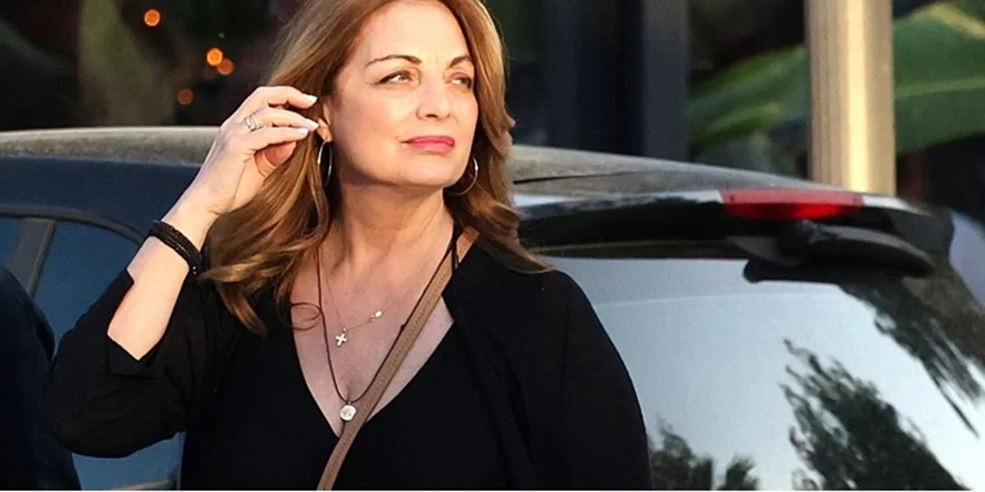 Sporty chic | Η total black εμφάνιση της Άντζελας Γκερέκου και τα sneakers που θα φορέσουμε φέτος την άνοιξη