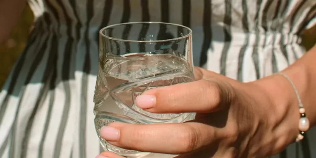 Τι είναι το water fasting; Μπορεί να βοηθήσει στην απώλεια κιλών;
