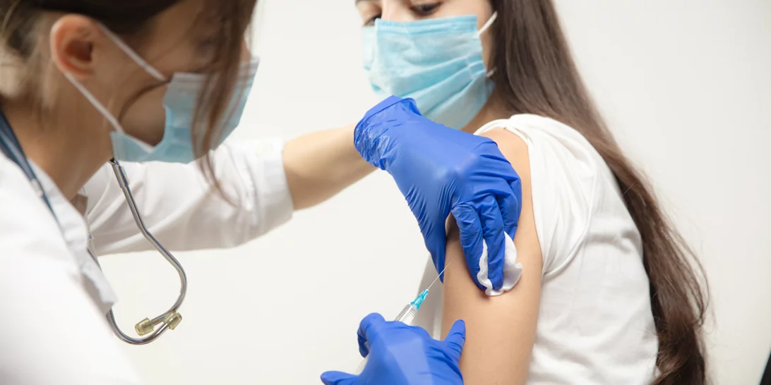 Είστε εμβολιασμένοι; - Πόσο πιθανό είναι να κολλήσετε κορονοϊό ανάλογα με το εμβόλιο και την ηλικία σας