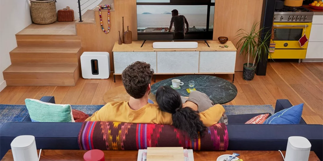 Ψάχνεις το επόμενο gadget για το σαλόνι σου; Βρήκαμε πως θα το κάνεις να μοιάζει με αίθουσα κινηματογράφου