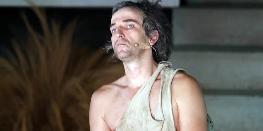 Τι γυρεύει ο Άρης Σερβετάλης με πατερίτσες και κολάν στο κέντρο της Αθήνας;