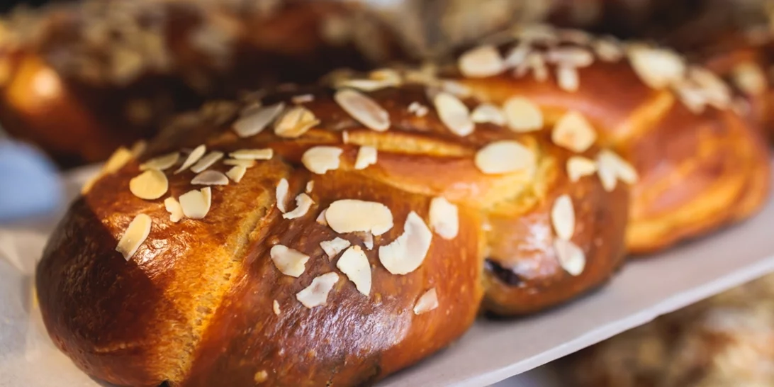 Πασχαλινά τσουρέκια χωρίς ζύμωμα και χωρίς μίξερ | Η πιο εύκολη και λαχταριστή συνταγή από την Αργυρώ Μπαρμπαρίγου