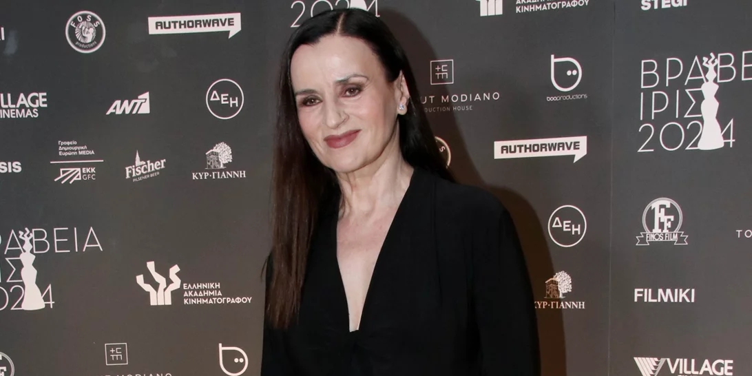 Βραβεία Ίρις 2024 | Το total black σύνολο της Καρυοφυλλιάς Καραμπέτη