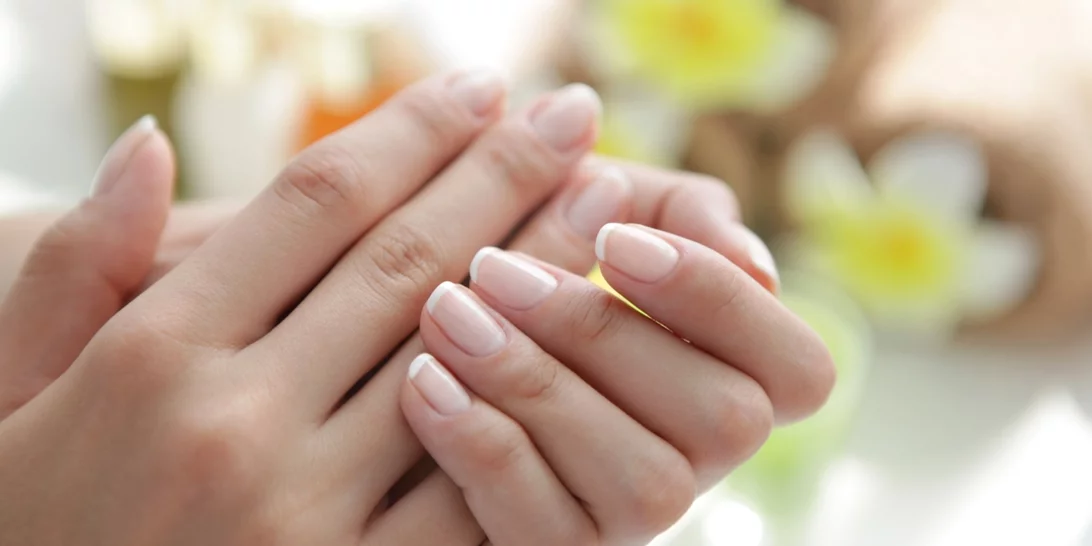 Εύθραυστα, θαμπά νύχια; Η συμβουλή των δερματολόγων για να τα δυναμώσεις