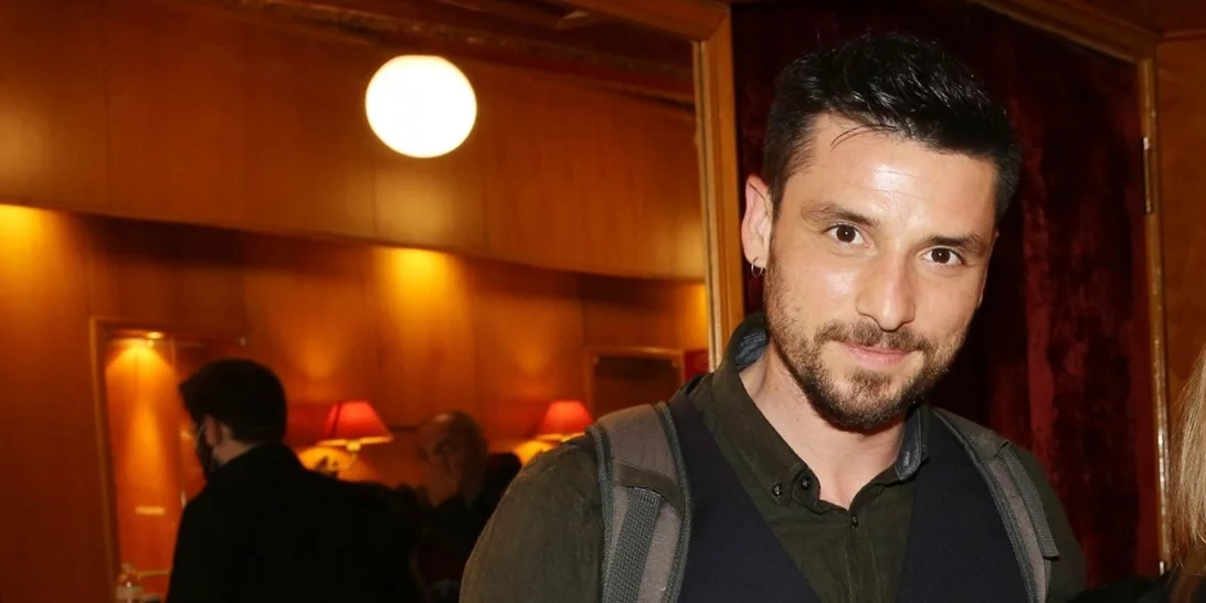 Η στιγμή που η αστυνομία φτάνει στο θέατρο μετά τη φάρσα του Σπύρου Χατζηαγγελάκη που τον οδήγησε στο κρατητήριο (φωτο)