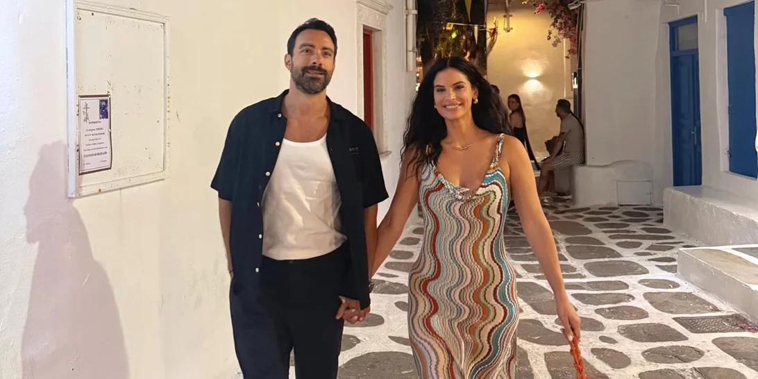 Ο Σάκης Τανιμανίδης απαθανατίζει τη Χριστίνα Μπόμπα να παίζει κουτσό με τις κόρες τους | Η φωτογραφία με τη Ματούλα Τανιμανίδη