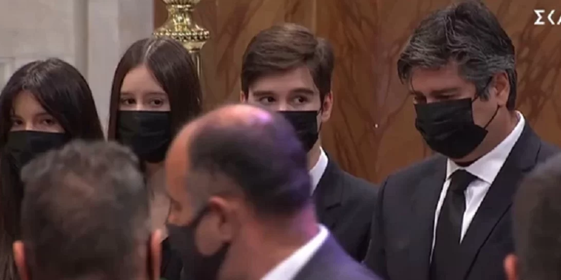 Απαρηγόρητοι ο σύζυγος και τα παιδιά της Φώφης Γεννηματά στην κηδεία- Με δάκρυα στα μάτια