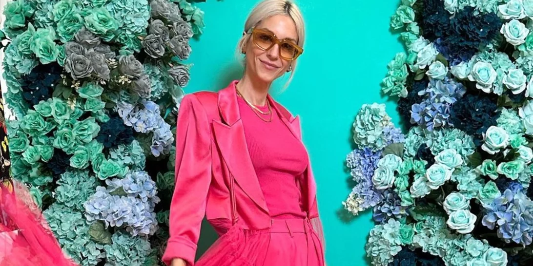 Πώς να δημιουργήσεις ένα ανοιξιάτικο look φορώντας μαύρο χρώμα | Κάνε το όπως η Σοφία Καρβέλα