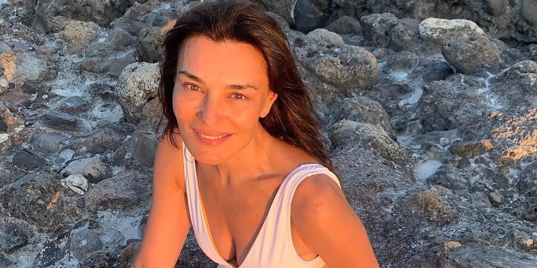 7 Ελληνίδες άνω των 50 που μεγαλώνουν όμορφα "αγκαλιάζοντας" τα φυσικά μαλλιά τους