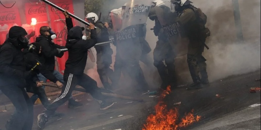 Μολότοφ, πέτρες και τραυματίες στο κέντρο της Αθήνας - Βούλιαξε η Ελλάδα για τα Τέμπη