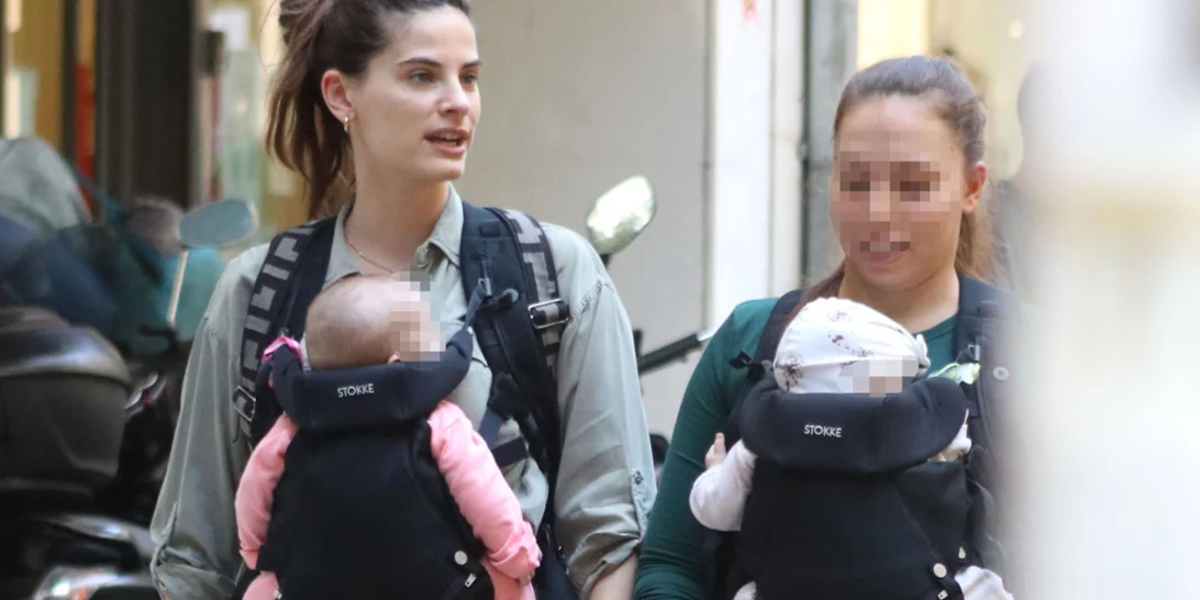 Χριστίνα Μπόμπα | Βόλτα με τις δίδυμες κόρες της στο κέντρο της Αθήνας