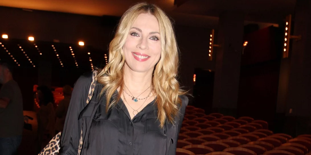 Η Σμαράγδα Καρύδη με ολόσωμη φόρμα ιδανική για day to night εμφανίσεις