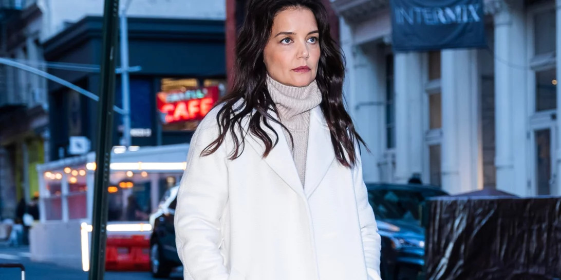 Πώς θα είσαι ultra chic μ' ένα παλτό τον χειμώνα | Η Katie Holmes έκανε μία διαχρονική επιλογή
