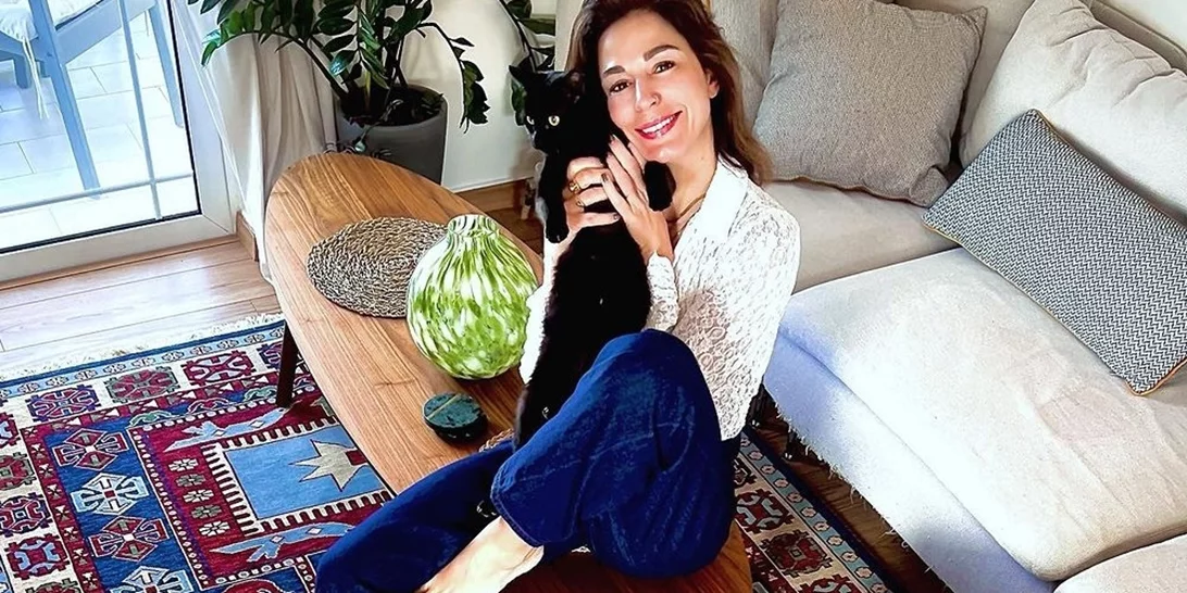 Κατερίνα Παπουτσάκη | Μας δείχνει το γεμάτο φυτά και με χρωματιστές λεπτομέρειες σπίτι της