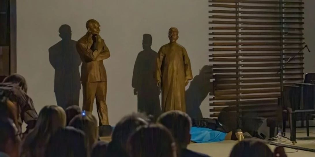 Γλυπτική σύνθεση για τον "Διάλογο ψυχών" μεταξύ Lu Xun και Καζαντζάκη στη Μυρτιά