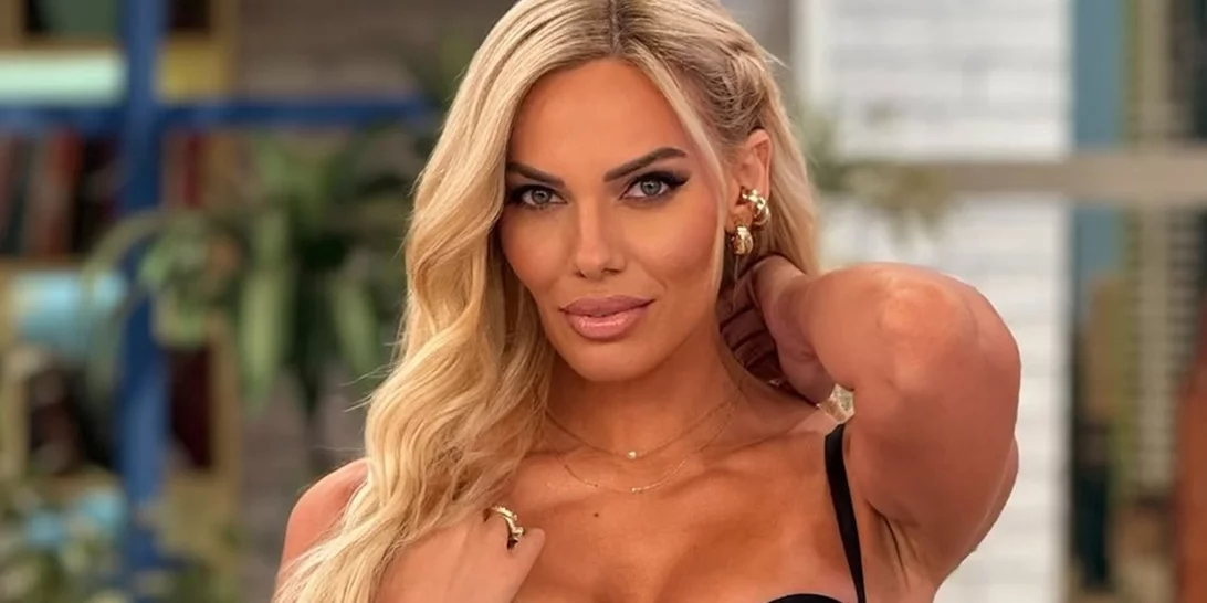 Καλεσμένη σε γάμο | Η Ιωάννα Μαλέσκου προτείνει 5 χτενίσματα ιδανικά για την περίσταση