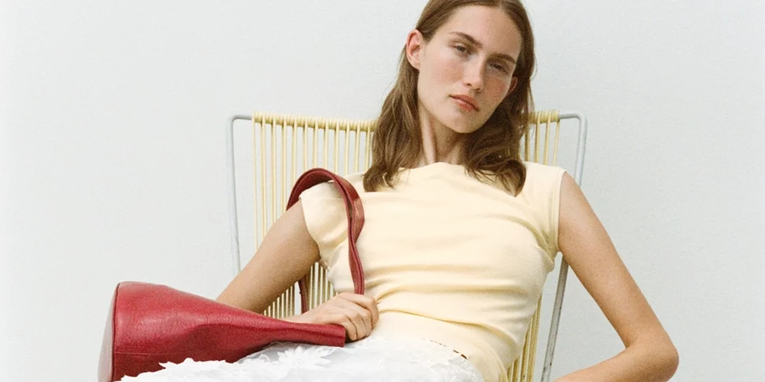 Η μπορντό τσάντα από τη Zara που οι fashionistas του TikTok χαρακτηρίζουν ως "τέλεια για το φθινόπωρο"