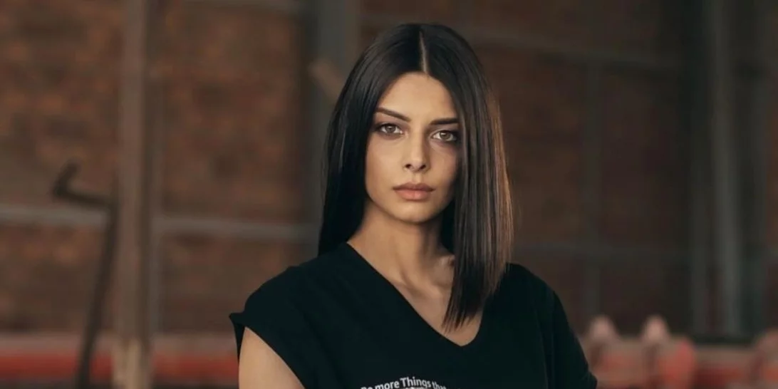 Ένα ξανθό αγγελάκι | Η τρυφερή φωτογραφία της Άννας Μπεζάν αγκαλιά με την κόρη της