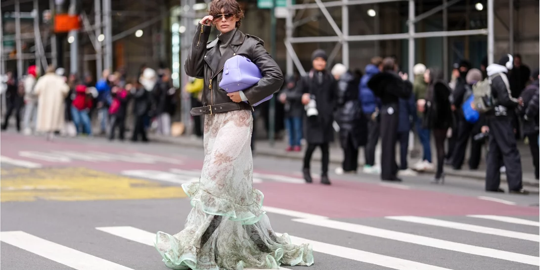 Αυτή η μίντι φούστα με βολάν από τη Stradivarius είναι ό,τι πιο ωραίο θα φορέσεις την άνοιξη