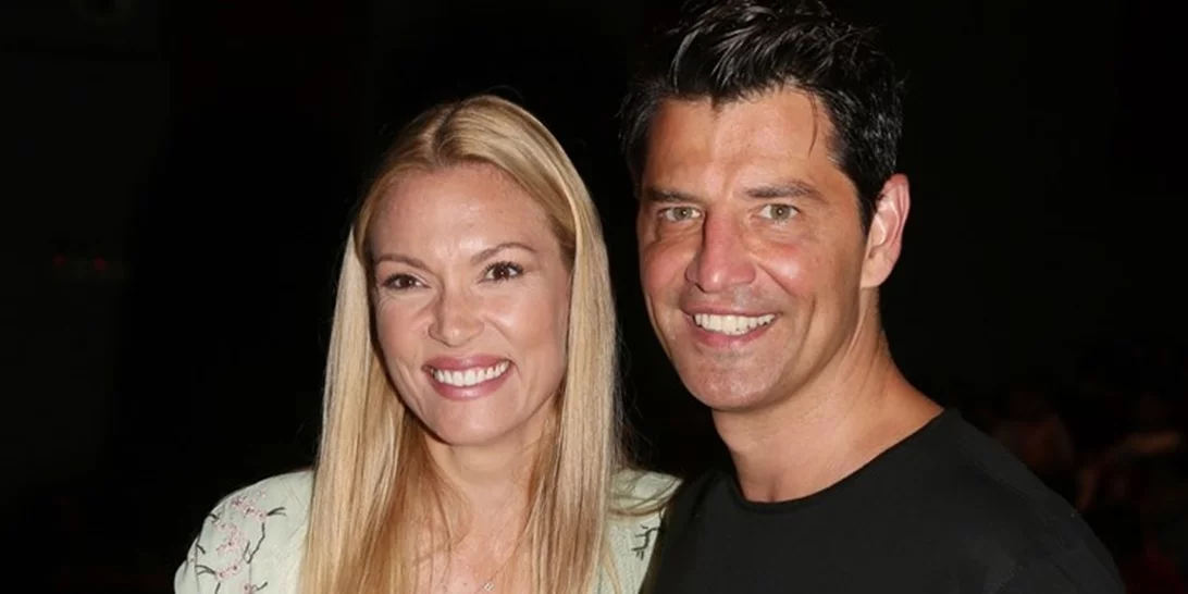 32 χρόνια πριν | Βίκυ Καγιά και Σάκης Ρουβάς ποζάρουν αγκαλιά - Εκείνος ήταν 20 κι εκείνη 14