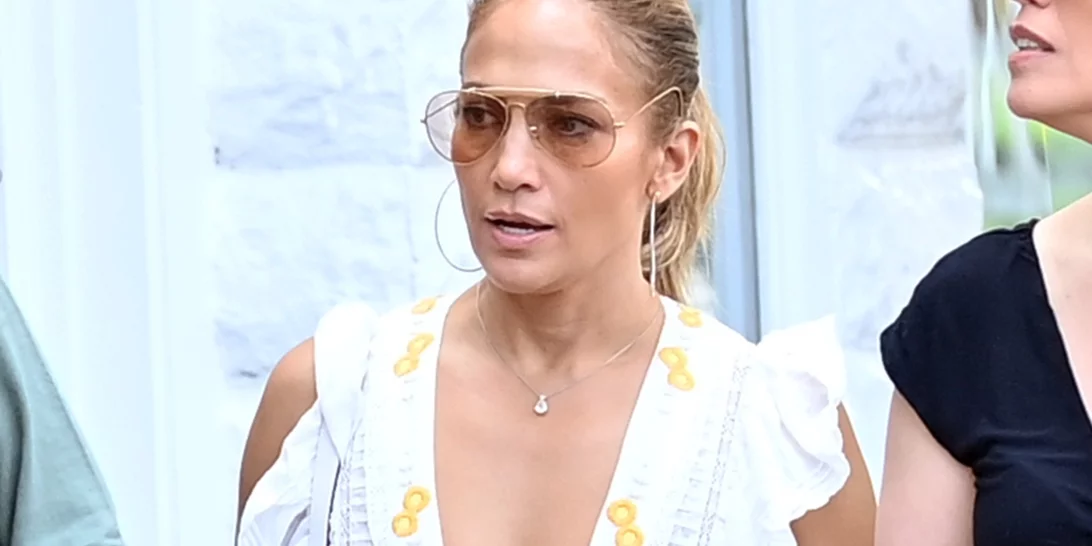 Η Jennifer Lopez με το φόρεμα που δεν πρέπει να λείπει από τη βαλίτσα των διακοπών σου
