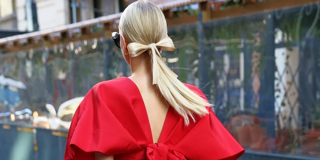 Τέλος οι φιόγκοι | Αυτό είναι το αξεσουάρ μαλλιών που φοράνε τώρα όλα τα beauty girlies
