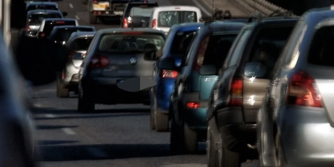 Tο 2,1% των οδηγών που σταματούν σε διασταυρώσεις μιλούν στα κινητά τους τηλέφωνα, σύμφωνα με έρευνα