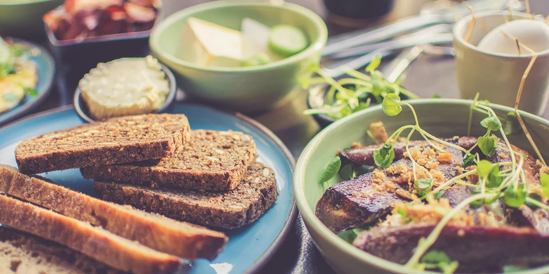 Οι 6 βιταμίνες που ενισχύουν την ενέργεια και την καλή διάθεση | Σε ποιες τροφές θα τις βρεις