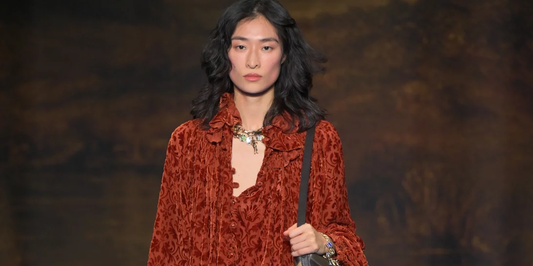 Το βελούδο επέστρεψε | Πώς θα υιοθετήσεις την τάση που προτείνουν οι οίκοι για τη σεζόν Φθινόπωρο/Χειμώνας 2025-2026