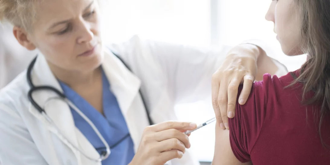 Αντιμέτωπη με την πρώτη αγωγή η BioNTech για φερόμενες παρενέργειες του εμβολίου