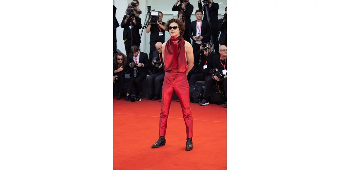 Timothée Chalamet | Η εμφάνιση στη Βενετία με εξώπλατο top που έκανε τους fans του να τον 'προσκυνούν' για ακόμα μια φορά