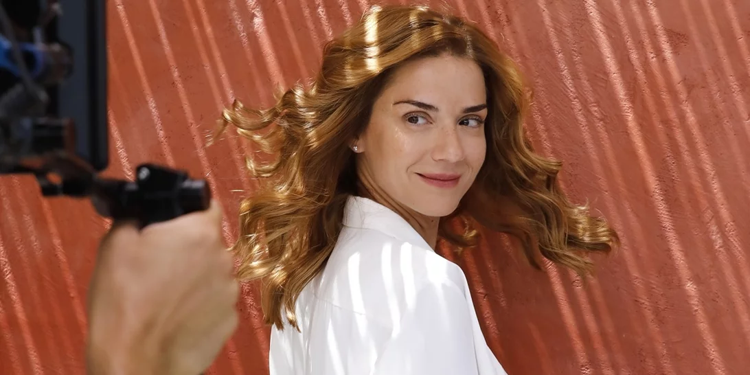 Το κορίτσι με τα υπέροχα μαλλιά | Η Εύα Τσιμιτσέλη ποζάρει με τη Βάσω Λασκαράκη στη Βαρκελώνη