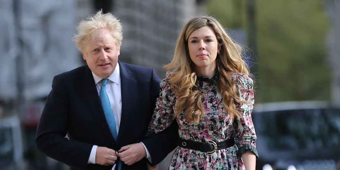 Στην Κάρυστο ο Boris Johnson | Κάνει διακοπές ενώ μαζεύουν με φορτηγά το γραφείο του