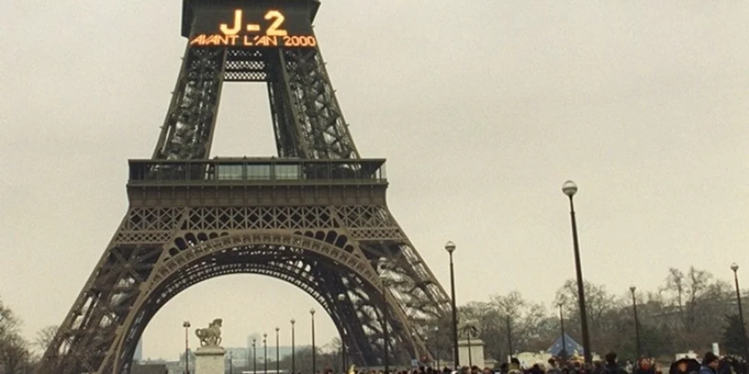 O Πύργος του Άιφελ φωτίζεται στα χρώματα της Ουκρανίας