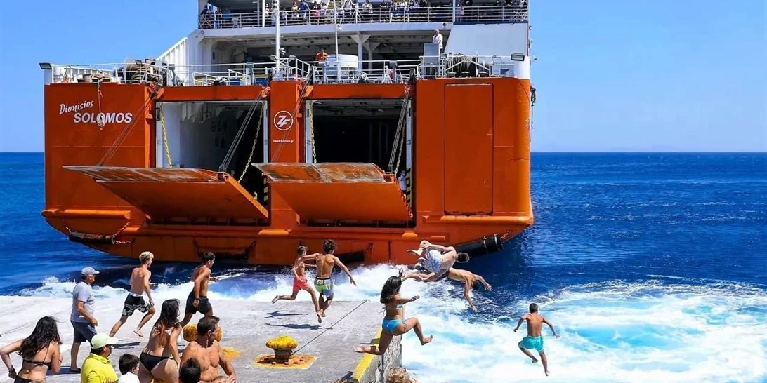 Γιατί είναι επικίνδυνο να βουτάς στα απόνερα πλοίου όπως κάνουν στη Σίκινο