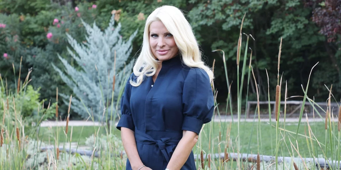 Ελένη Μενεγάκη | Πώς θα φορέσεις το βελουτέ φόρεμα φέτος τα Χριστούγεννα όπως η παρουσιάστρια