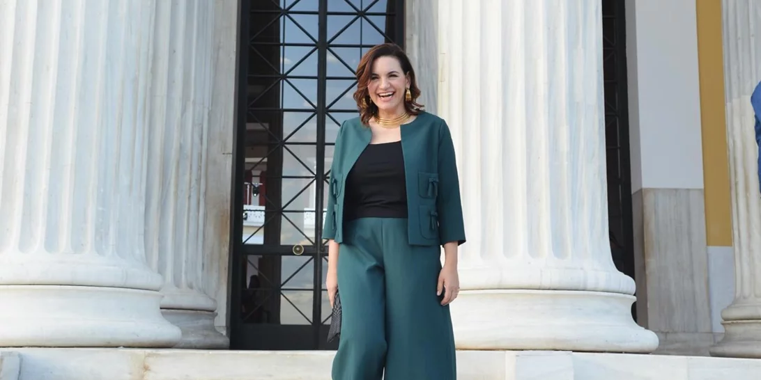 Η Όλγα Κεφαλογιάννη συνδύασε το κοστούμι της με τα must have παπούτσια της γυναικείας γκαρνταρόμπας