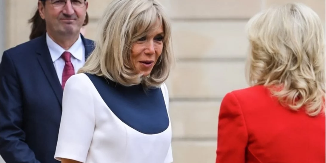 Brigitte Macron | Ανέβασε το navy look σε άλλο επίπεδο - Το κομψό μίντι φόρεμα και οι χρυσές λεπτομέρειες