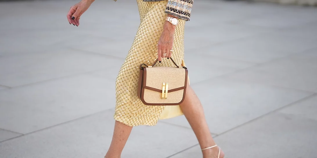 Η τέλεια bucket ψάθινη τσάντα από τη Mango είναι σε έκπτωση | Χωράει τα πάντα μέσα