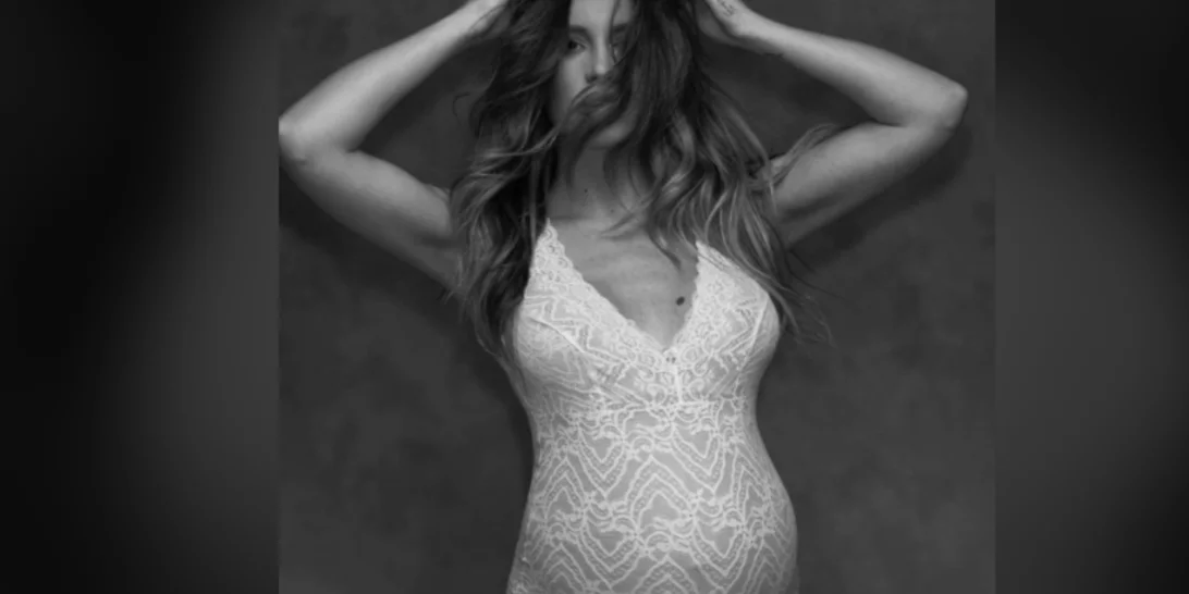 Αθηνά Οικονομάκου | Η φωτογραφία με λευκό body και πολύ φουσκωμένη κοιλίτσα και το δημόσιο μήνυμα