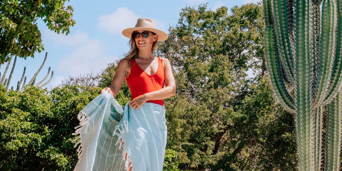 6 μοντέρνοι τρόποι για να φορέσεις το παρεό σου στην παραλία